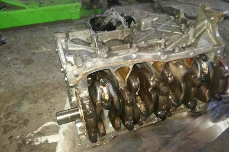 блок двигателя 2ZR TOYOTA ALLION ZRT265 (тойота аллион )