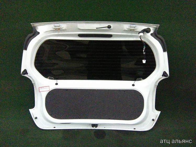 дверь пятая на 1nz-fe TOYOTA SPADE ncp141 (Тойота Спэйд) белая ночь задняя   