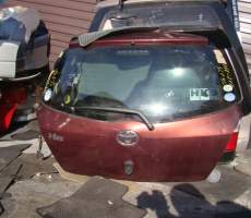 Дверь пятая   TOYOTA VITZ SCP90  (Тойота Витц ) бордовый