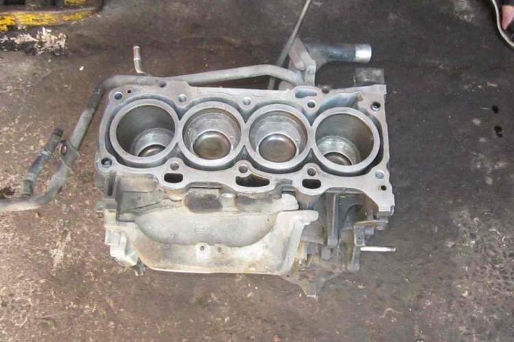 блок двигателя 1AZ-FSE TOYOTA NOAH AZR65 (Тойота Ноах ) блок двигателя 1AZ-FSE TOYOTA NOAH AZR65 (Тойота Ноах )