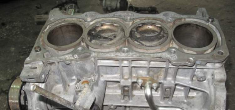 блок двигателя 1AZ TOYOTA NOAH AZR65 (Тойота Ноах )