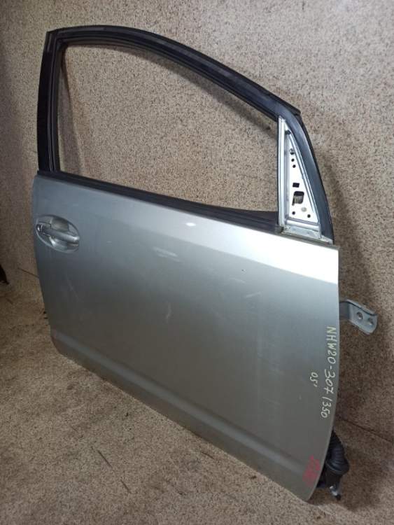 Дверь на TOYOTA PRIUS NHW20 Передняя Правая СЕРЕБРО