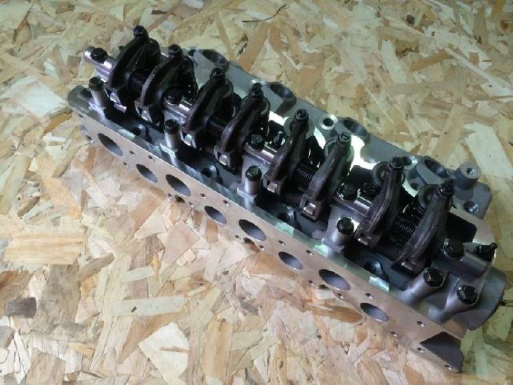 Головка блока цилиндров на Mitsubishi Pajero V44 4D56