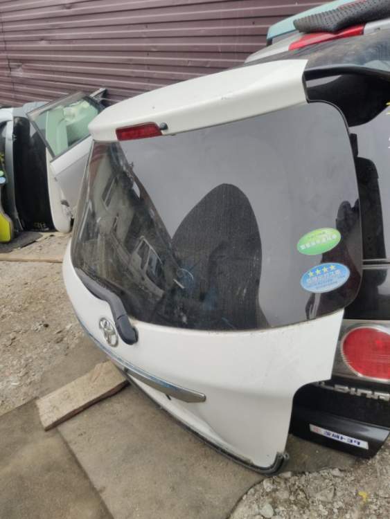 Дверь 5-я Toyota Vitz NCP130  белый 040
