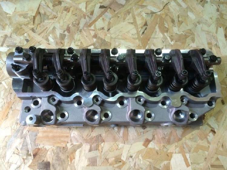 Головка блока цилиндров на Mitsubishi Delica P25W 4D56