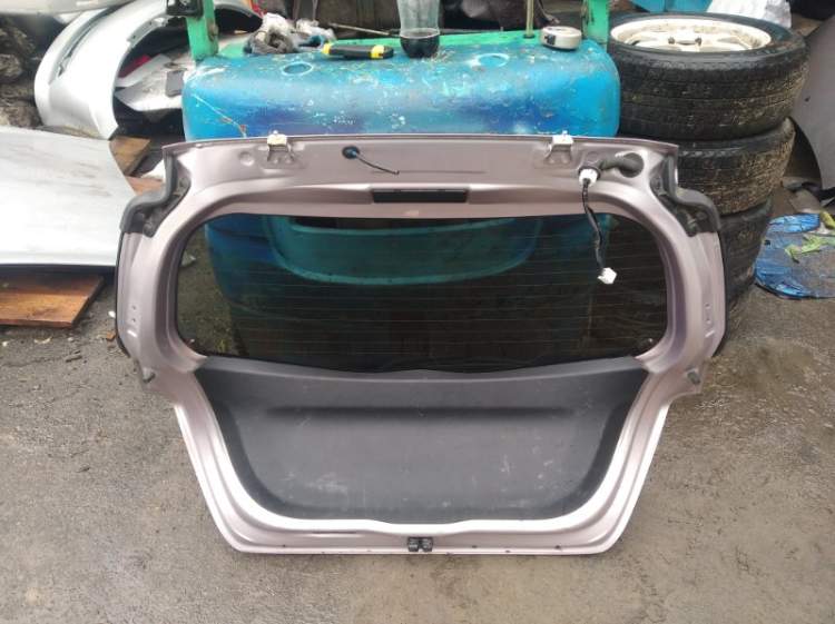 Дверь 5-я Toyota Vitz NCP131  розовый