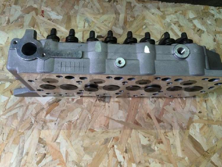 Головка блока цилиндров на Mitsubishi SPRTSGEAR PA5W 4D56